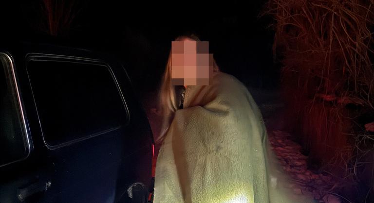 Egyedül hagytak a barátai egy 21 éves fiatalt este a Nagy-Völgy dűlőben, a rendőrök mentették meg