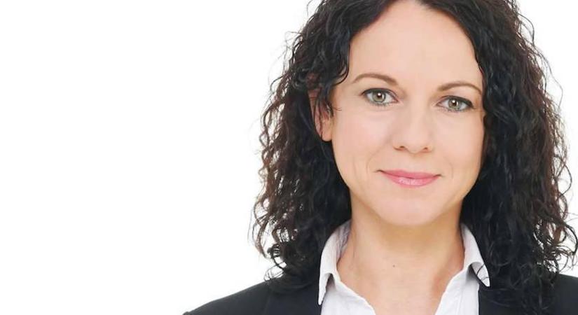 Egy kecses női kacsó úgy ‘vágta képen’ Szijjártó Pétert, mert hülyeségeket beszélt, hogy alighanem eleredt az orra vére