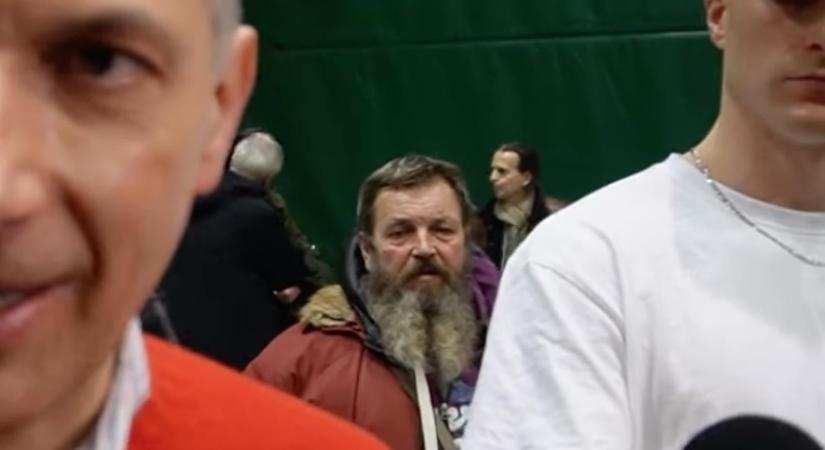 Lázár János csepeli fórumán is feltűnt az a férfi, akit elítéltek, miután őrjöngve akasztással fenyegette a Tisza Párt aktivistáit – Videó!