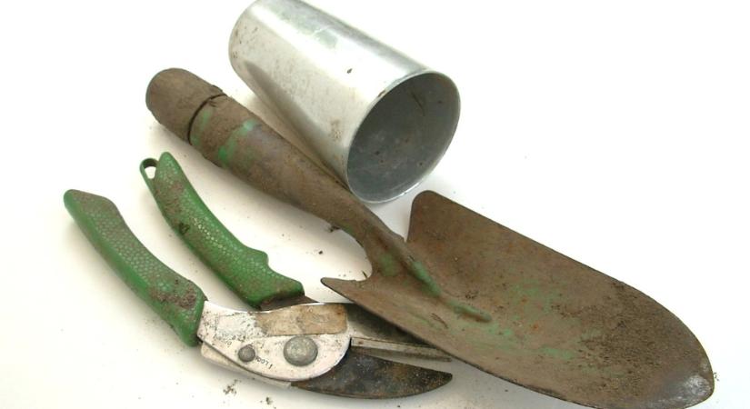 Mi történik a kerti szerszámokkal, ha kint telelnek? – A csendes romlás története