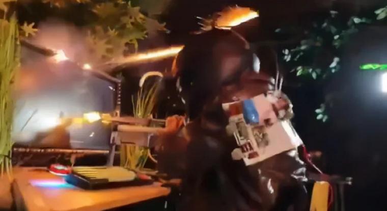 Ez a lövölde szimulátor tűzijátékot szór rád és megráz, ha eltalálnak