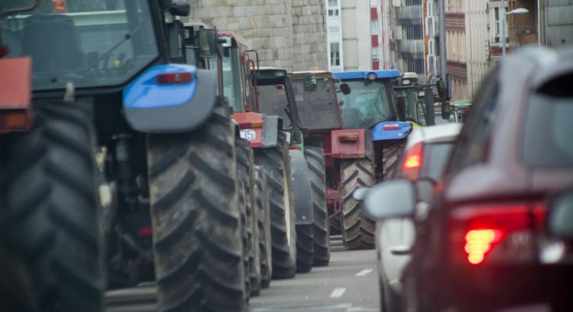 Több ezer gazda tüntet az utcán: vétót követelnek az új megállapodásra