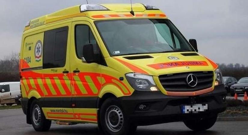 Árokba hajtott, azután szalagkorlátnak ütközött egy személykocsi Darnózselin