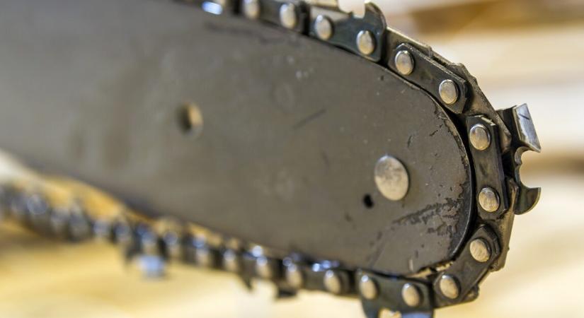 Láncfűrésszel kergettek meg egy rendőrt a nyílt utcán, aki az életéért rohant