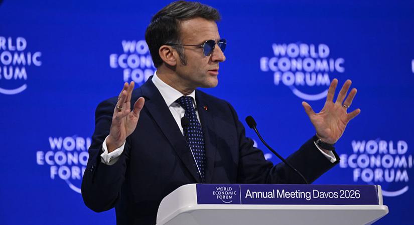 Ezért viselt folyamatosan napszemüveget Macron a davosi csúcson
