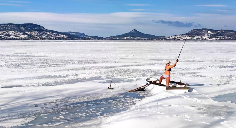 Visszatért a bikinis jégkirálynő – Tóth Piros újabb dobása a Balatonba