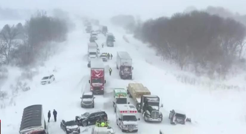 Videón az autópályán történt brutális tömegbaleset: több mint 100 jármű ütközött össze a hóviharban