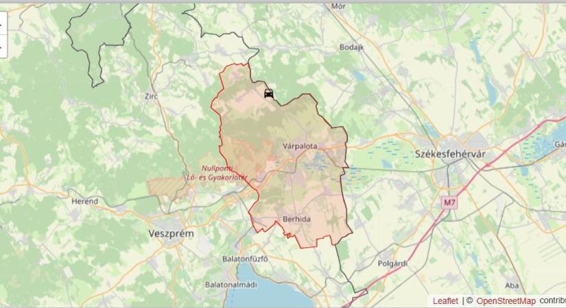 Lesodródott az útról egy autó Várpalota és Tés között