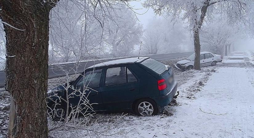 Balesetsorozat Mártélynál: ismét az árokban végezte egy autó a zúzmarás út miatt – galériával