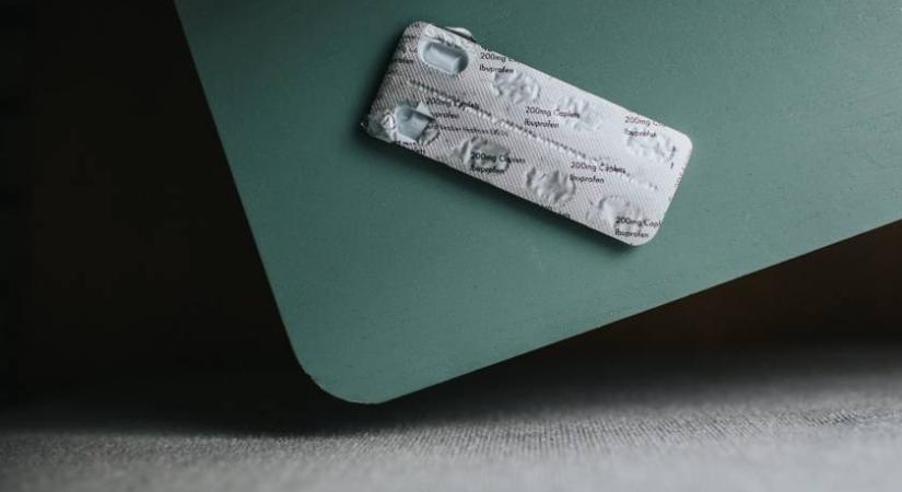 Fejfájásra vesszük be, de csökkentheti bizonyos daganatok kockázatát is: ezt találták a népszerű fájdalomcsillapítóról