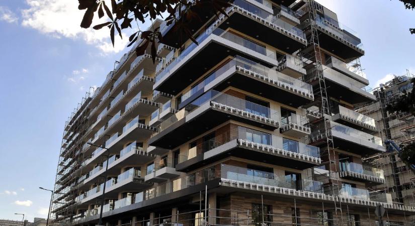 Ezért várnak ki a vevők? Meglepő számokkal rajtolt a lakáspiac 2026-ban