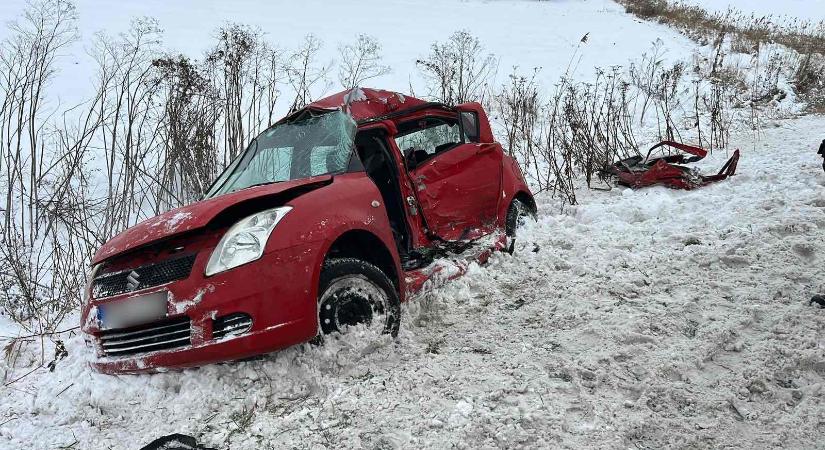 Árokba csúszott egy autó Mindszentnél