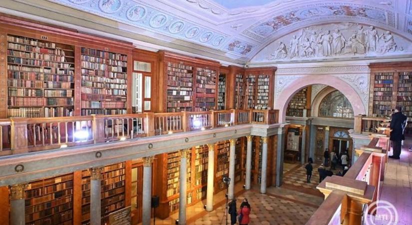 Nyolc hónapnyi munkával sikerült megmenteni a Pannonhalmi Főapátsági Könyvtár állományát a kenyérbogár-fertőzéstől