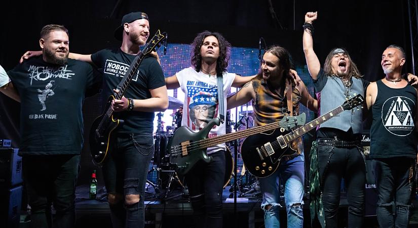 Visszatér Debrecenbe az Atlanti-óceán gyönyörű szigetéről és hatalmas koncertet ad zenekarával Kori