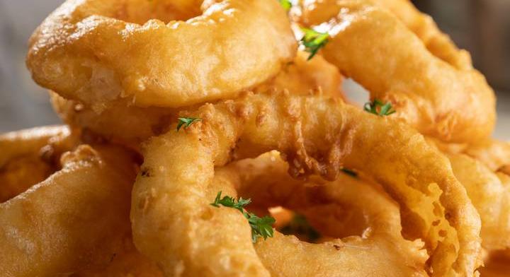 Extra ropogós rántott hagymakarika: sörbunda teszi izgalmassá