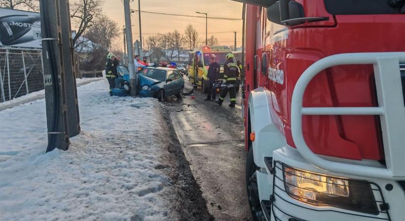 Oszlopnak hajtott egy autó Zombán, a mentők már a helyszínen