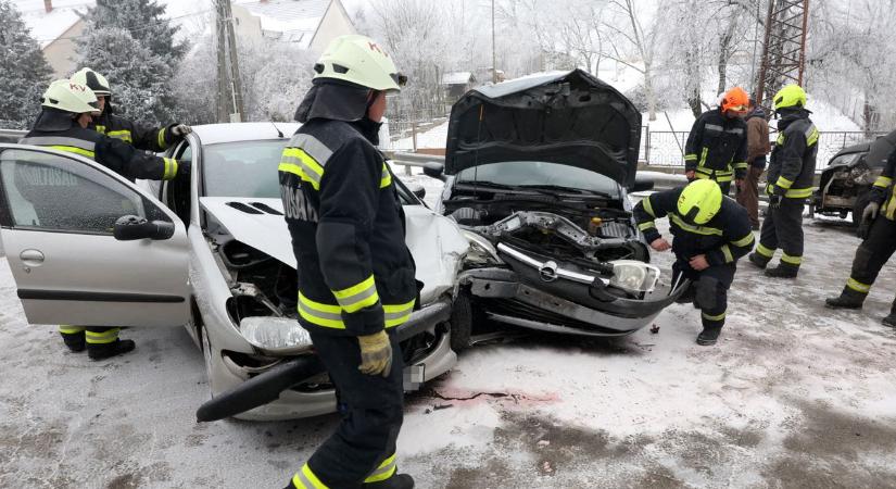 Lezárták az utat Kaposváron, három autó ütközött, mentők, rendőrök a helyszínen