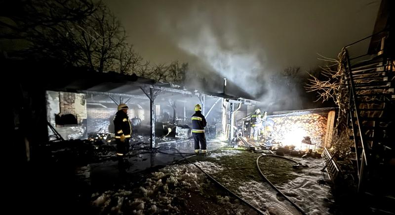 Félig nyitott melléképület lángolt Balatonlellén