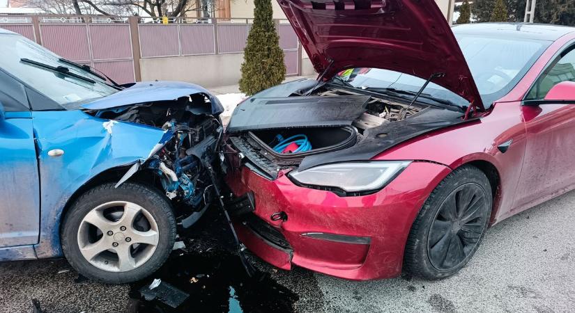 Frontális karambol és lángoló autók: mozgalmas napjuk volt a tűzoltóknak Bács-Kiskunban