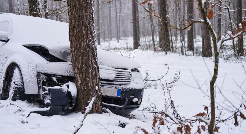 Letért az útról és fának csapódott egy személyautó Hódmezővásárhely közelében
