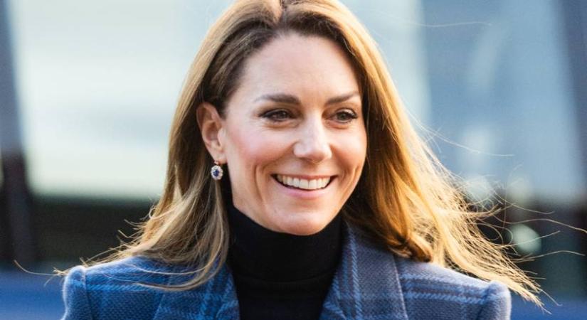 Katalin mintha egy divatlapból lépett volna ki új, kockás kabátruhájában: elragadóan festett a hercegné