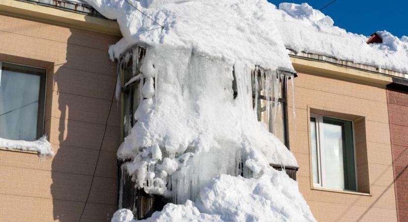 Fotógaléra: ellepte Kamcsatkát a több méteres hó, hétméteres hófalak között az autók, bezárták az iskolákat