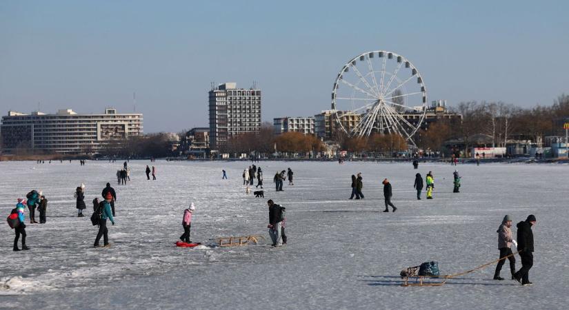 Korcsolyázás a Balatonon: több helyen is alkalmas rá a tó jege, de 200 ezer forintos bírság is járhat, ha rossz helyen megyünk rá – ezek a szabályok