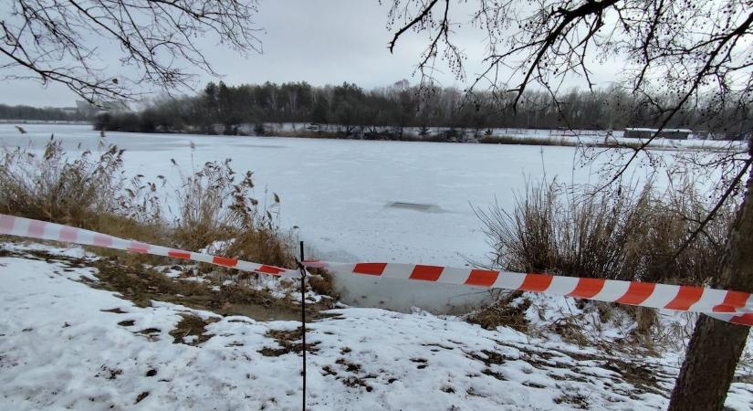 Jégre lépni tilos! Életveszélyes a Benkó Zoltán Park tava – fotók