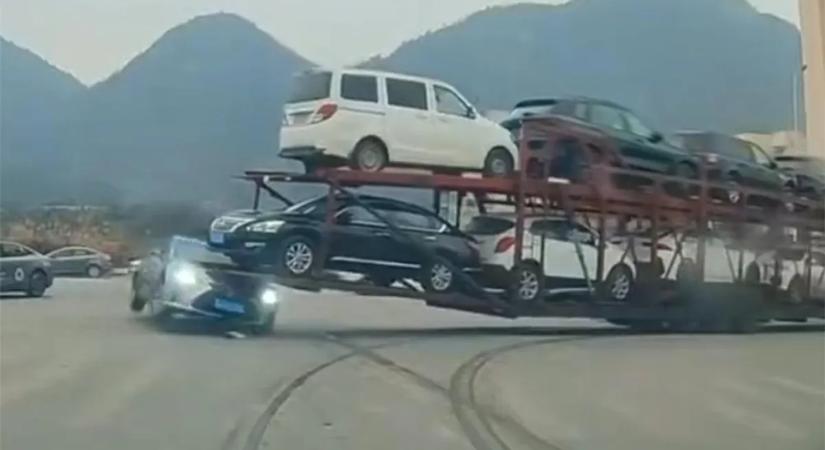 Be akart kanyarodni egy utcába, örökre rémálmai lesznek az autószállítóktól