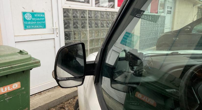 Már megint a kapubejáródba parkoltak? – Szép nagy bírság repül a szabálysértőnek