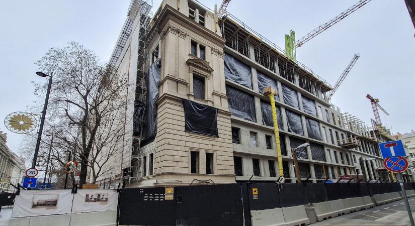 Újabb két évig gyönyörködhetünk az Agrárminisztérium elpusztításában