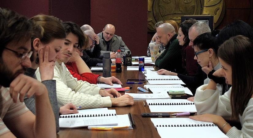 Ismét aktulássá vált a Képzelt riport egy amerikai popfesztiválról