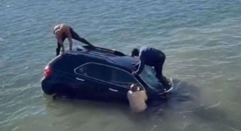Videón a lélegzetelállító mentőakció, civilek húzták ki a halálcsapdából a nőt