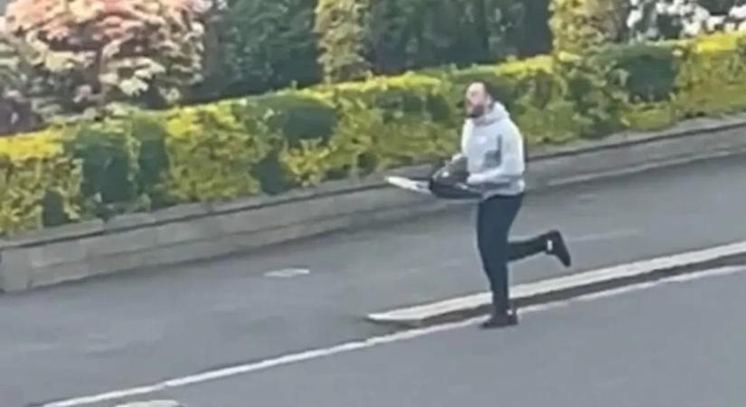 Horrorfilmbe illő jelenet: láncfűrésszel üldözte a rendőrt – videó