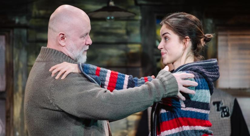 Három embert gyanúsít a rendőrség a Nemzeti Színházban történt baleset miatt