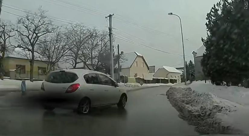 Körülnézés nélkül fordult ki a főútra: kitalálod, milyen autó elé vágott be?