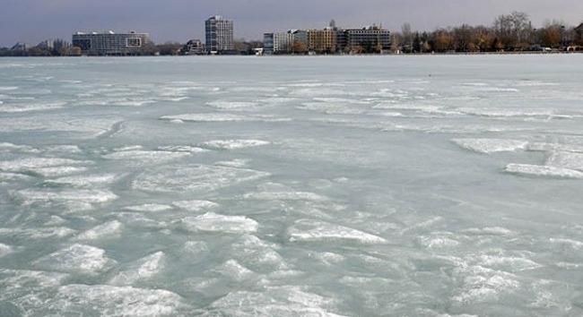 Teljesen befagytak a balatoni partszakaszok