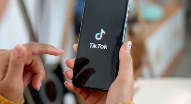A brit fiatalok jobb, ha hozzászoknak a TikTok helyett a búgócsigához?