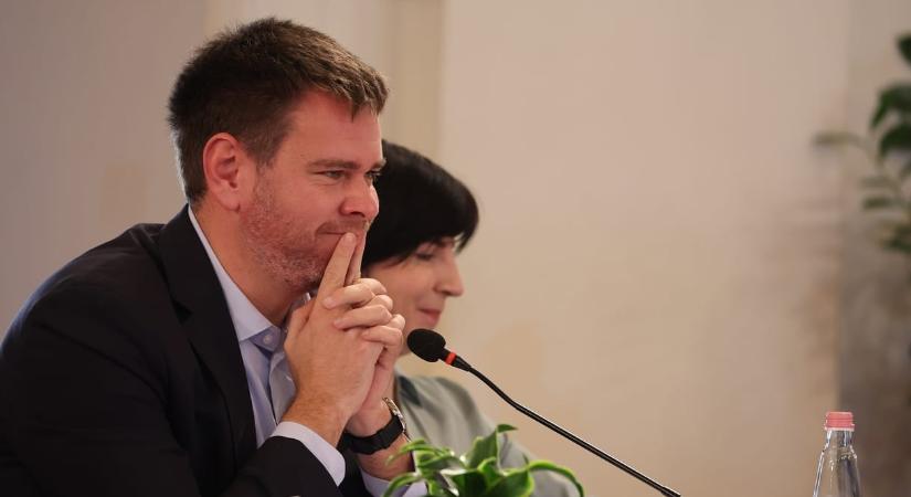 Vitézy az új KRESZ-ről: autópályán „lézerblokkoló nélkül is lehessen száguldozni”, a gyalogosok viszont lassítsanak