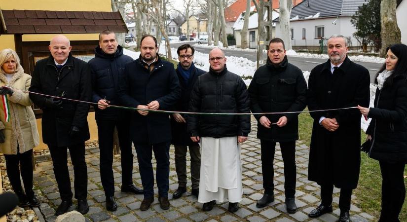 Új pálos zarándokutakat adtak át Balatonszemesen
