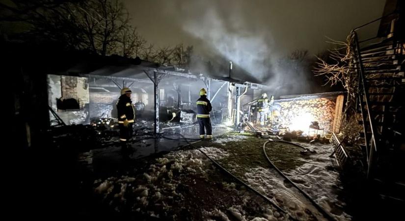 Balatoni riasztás a tűzoltóknak: az egységek négy vízsugárral fékezték meg a lángokat