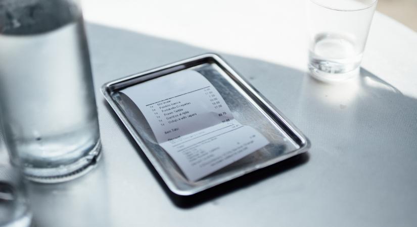 Mi lesz most a szervizdíjjal és a borravalóval?