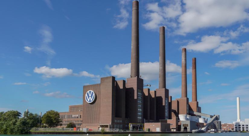 Nagy bajban van a német óriás: komoly gondok vannak a világ legnagyobb autópiacán