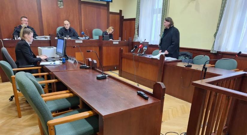 Félholtra verte a diáklányt, majd egy templom fülkéjébe dobta