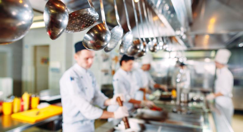 Adócsökkentés, kedvezményes hitelek: komoly segítséget kap a vendéglátás