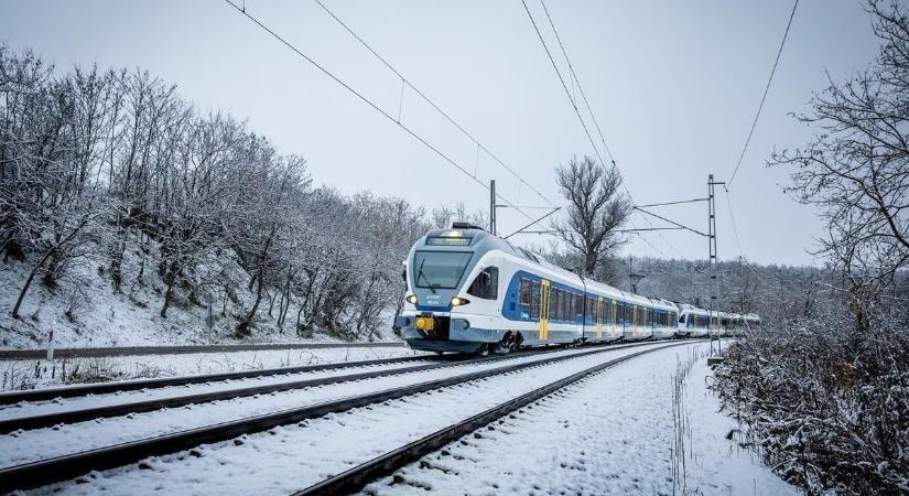 Vonatbaleset Tatabányánál: több mint 20 ember utazott a vonaton