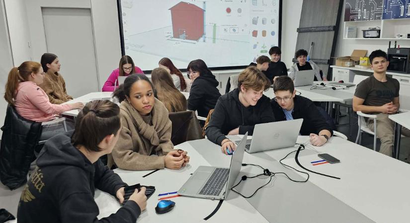 A lányok mellett idén fiúk is részt vesznek a debreceni pályaorientációs programban