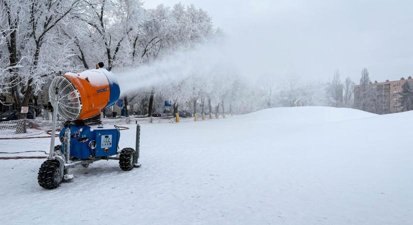 Munkába állt a hóágyú a szolnoki szánkózódombon – videóra vettük, hogyan vastagszik a hóréteg