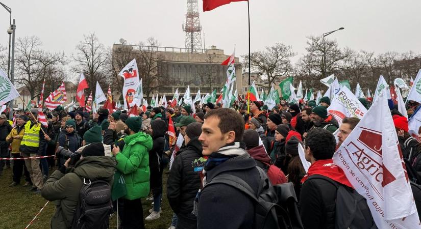 „Feláldozták az élelmiszeripart, hogy autókat adjanak el” – jászkunsági gazdák is tüntettek