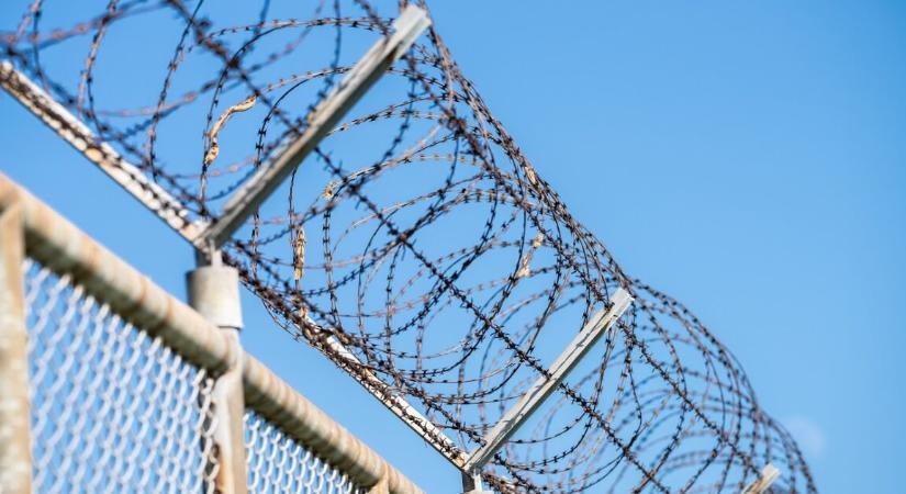 Több börtönőrt is támadás ért Szegeden a börtönben – kiadták a részleteket